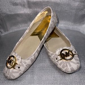Michael Kors White Moccasin Size 9, Very Good Condition Only Worn a Few Times.